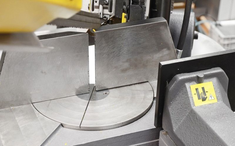 Ручные ленточнопильные станки – лучший выбор для малосерийного производства изделий из металла